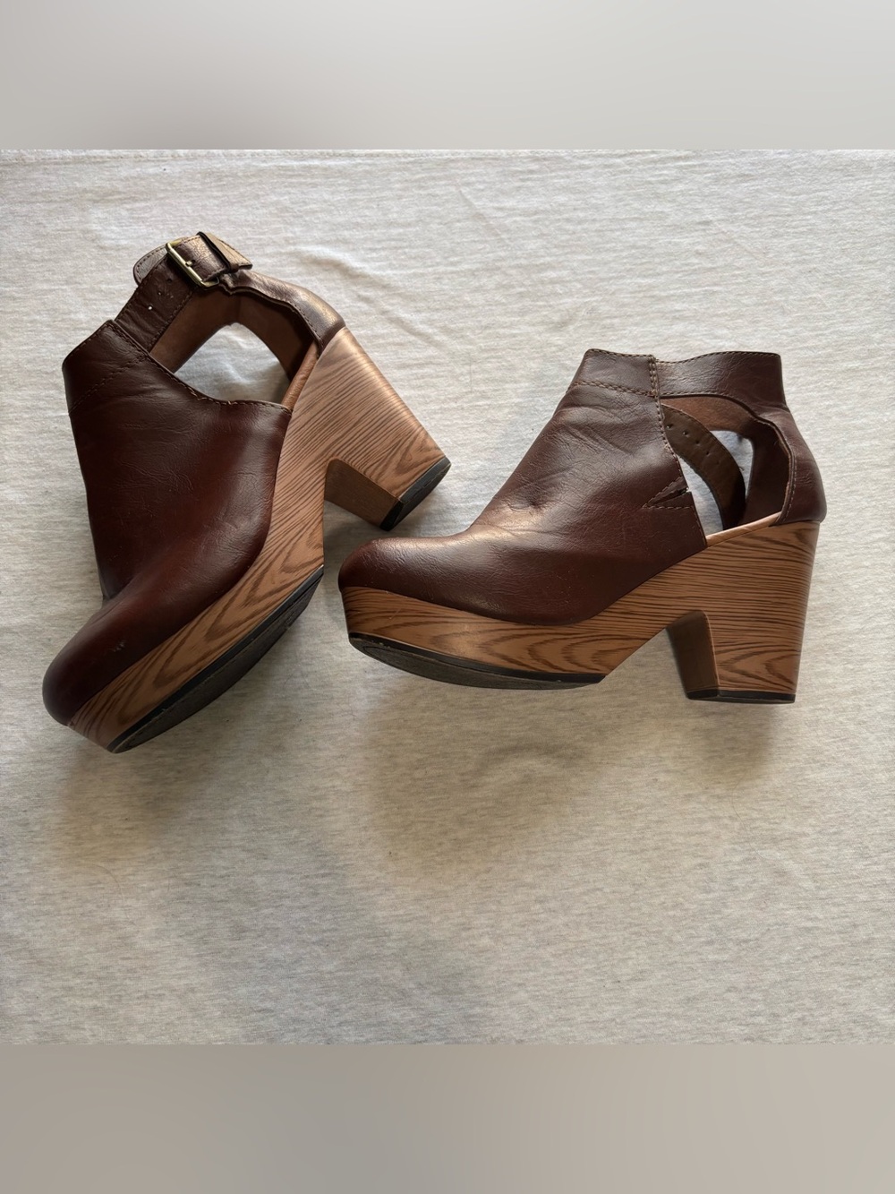 Pierre Dumas Brown Faux Leather Platform Cutout Clogs Heels Size 7